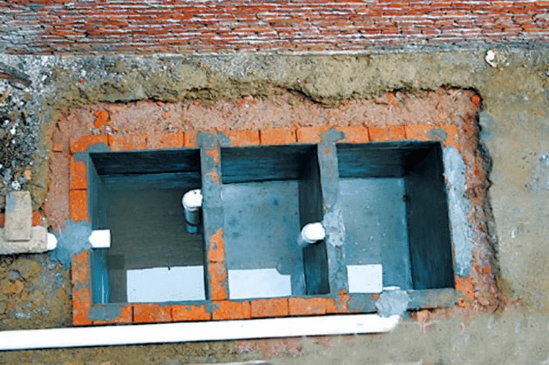 02 住户新建的化粪池均采用标准三格式化粪池(砖砌三格化粪池或成品