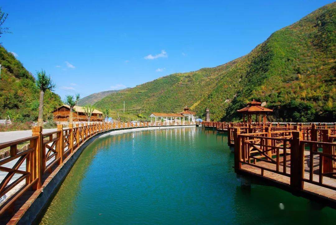 鹅嫚沟为官鹅沟大景区东线游景区,位于宕昌县新城子藏族乡境内,全长25