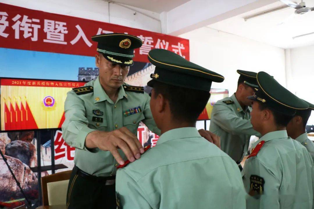 来源 | 中部战区号角 季春入营 身着绿色戎装 仲夏授衔 近日,武警