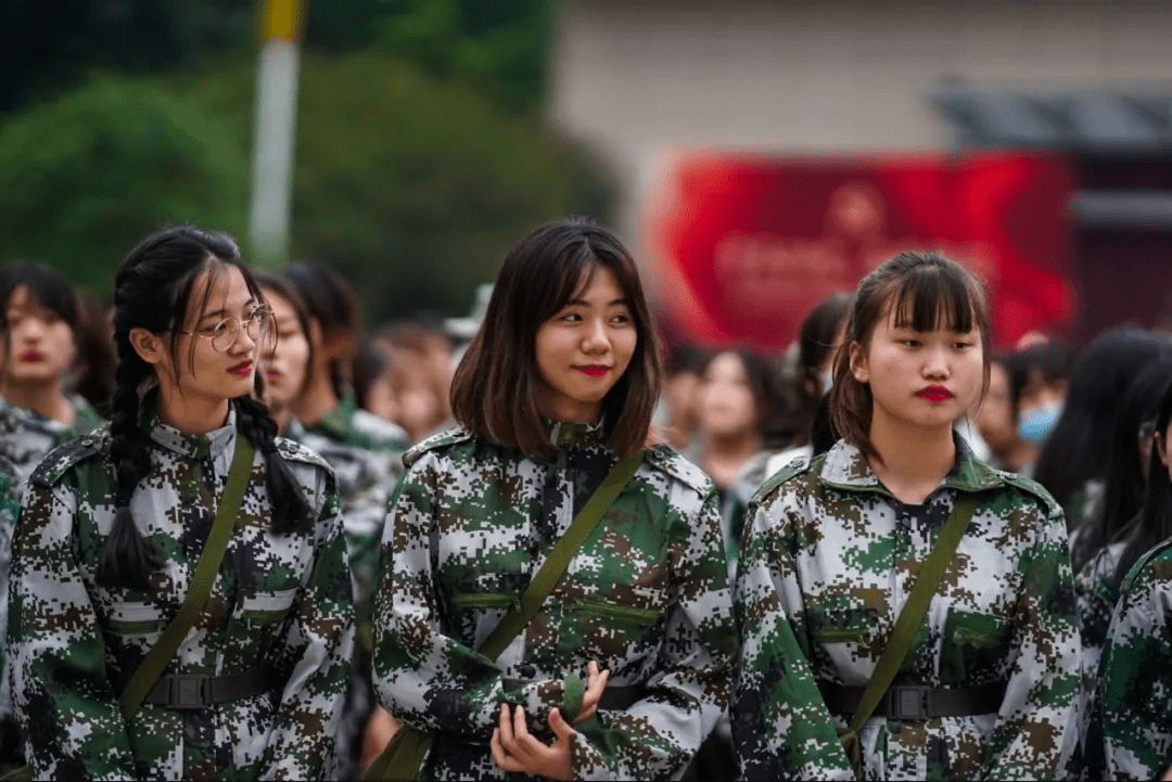 四川传媒学院军训正当时,来看美女大学生的军装和军姿