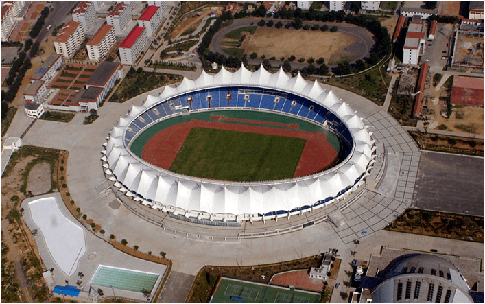 青岛颐中体育场(2000年)——整体张拉式膜结构,266mⅹ180m,悬挑37m.