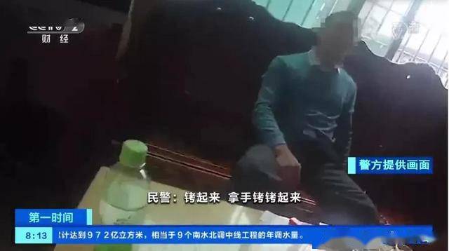 "拿手铐铐起来!