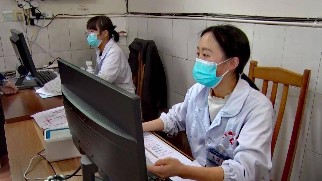 市民莫先生在疫苗接种时忘记带身份证,通过"四川天府健康通"扫码后