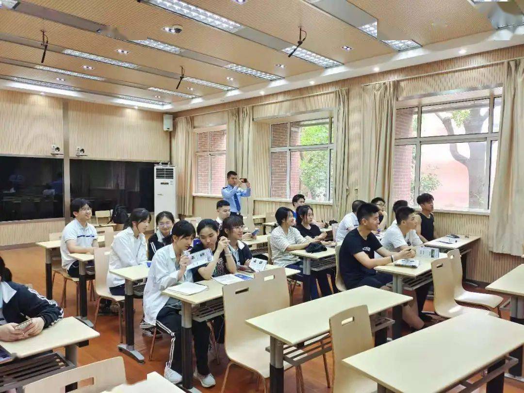 (宣讲学警:秦潇文 蒋世成)在华东理工大学附属中学的宣讲会(宣讲学警