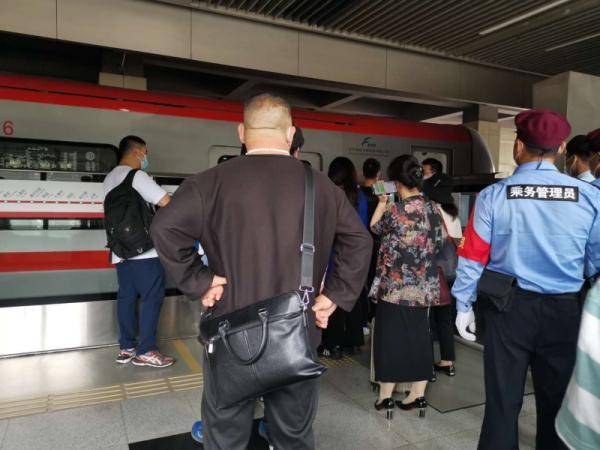突发故障 北京地铁八通线传媒大学站一列车临时停运