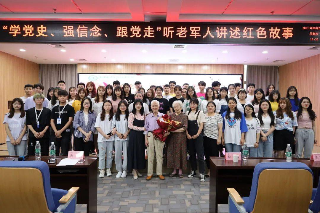 张启德老爷爷与师生合影供稿|团委编辑 罗紫榆审核 何婧监制