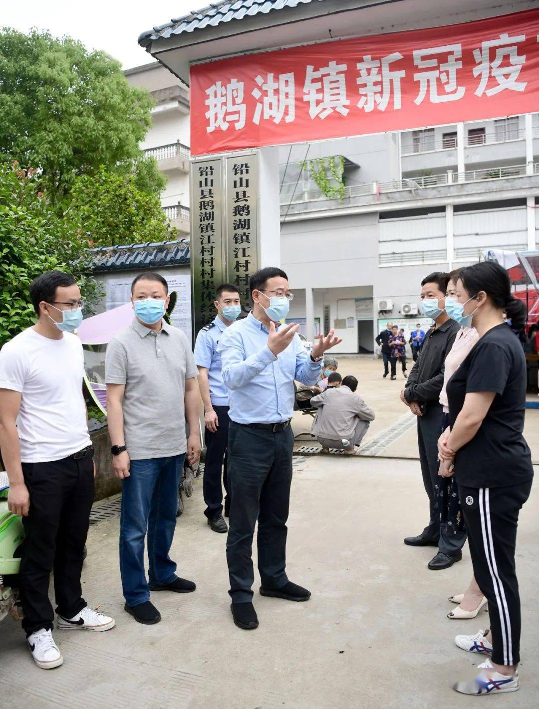 县委书记危岩在鹅湖镇疫苗接种点视察