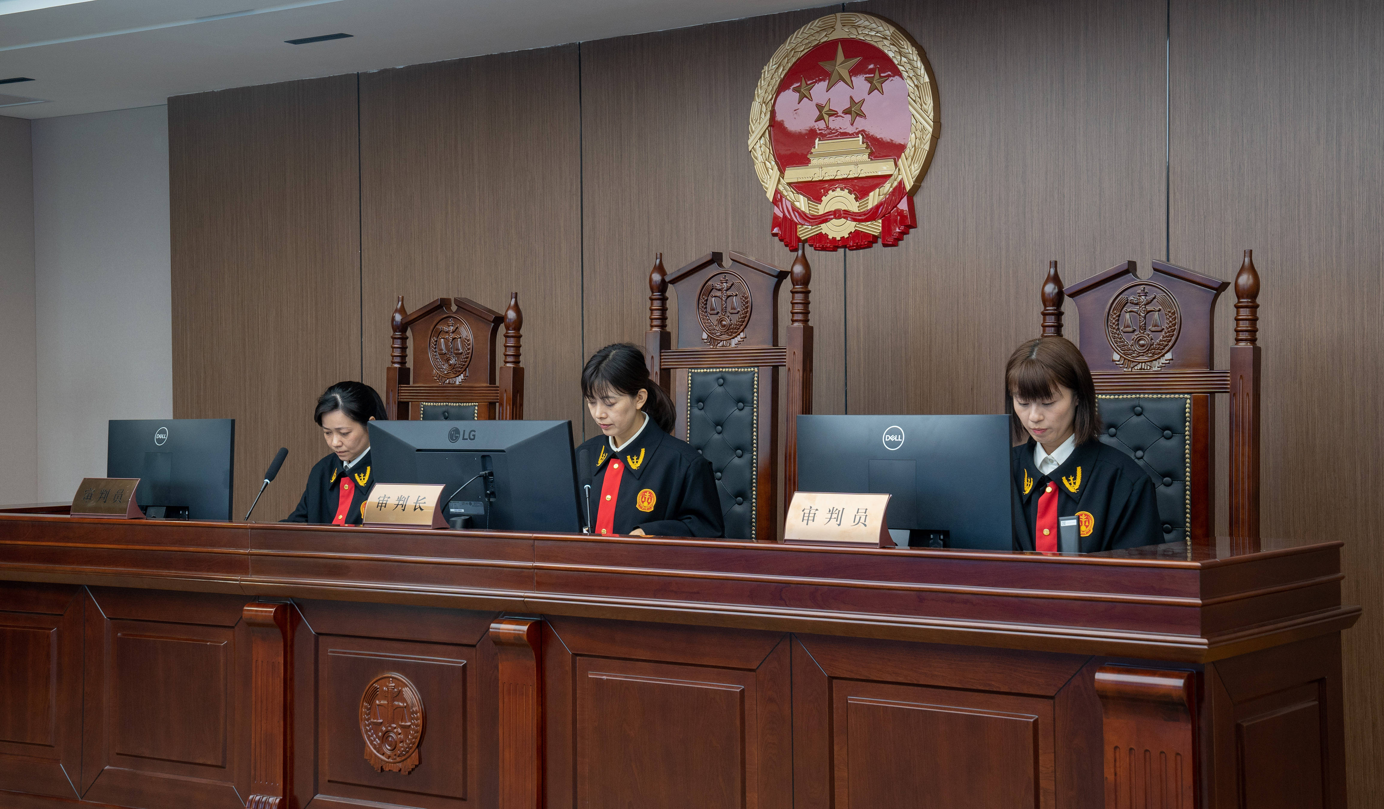 新华社照片,成都,2021年5月25日我国中西部首个互联网法庭开审首案这