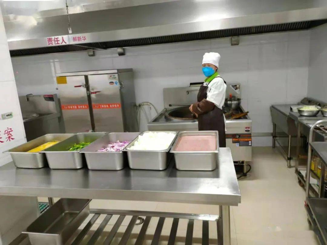右67旗教育局积极推进学校食堂明厨亮灶建设工作