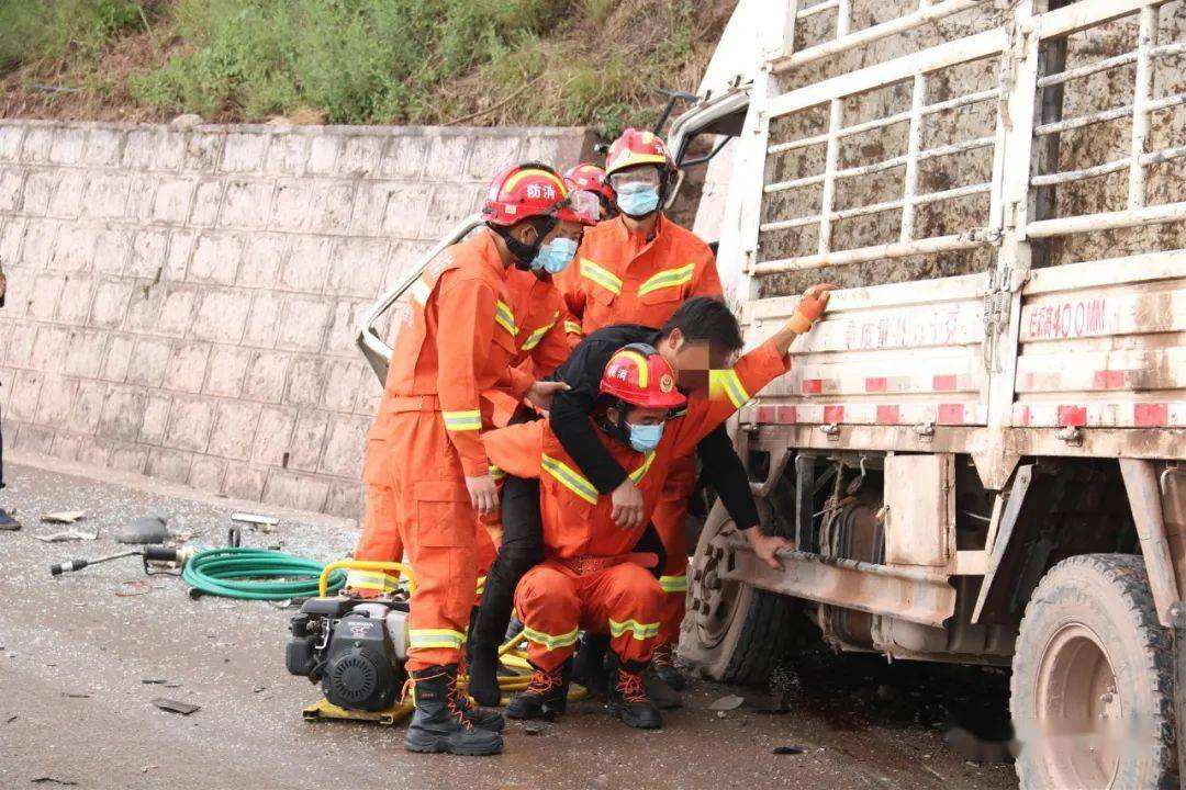 大理市关巍路快速营救车祸被困者