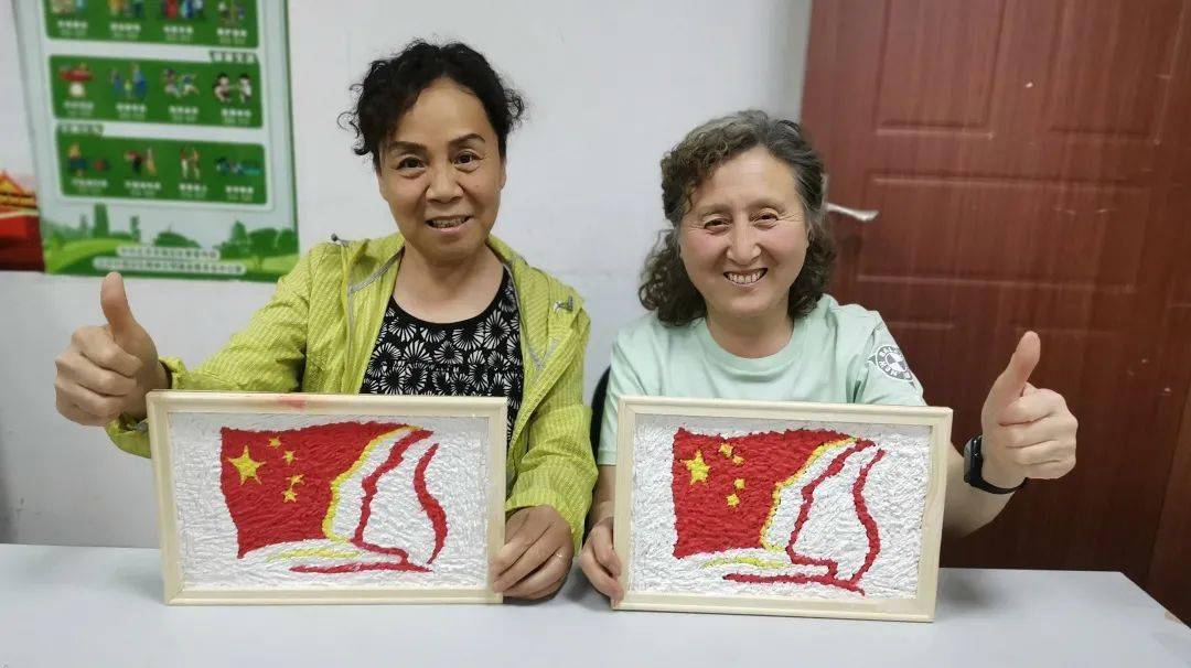 经过一个小时的巧手努力,一幅幅精美立体的非遗纸浆画呈现在大家面前