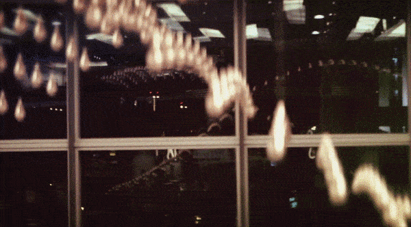 8米,宽4米 两组共有1216颗形状如水滴的青铜雕塑 如飞机,热气球风筝