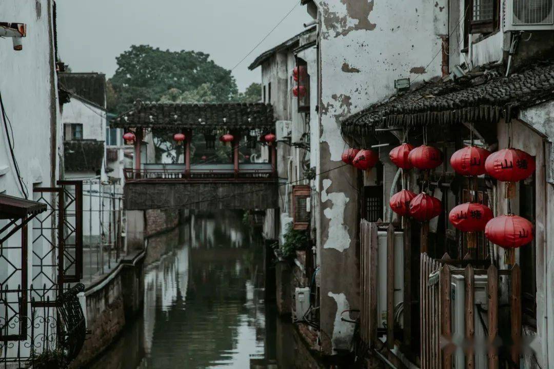 设计前期要对原生态古镇的  建筑,生态,文化,进行剖析,而大幅度的改造