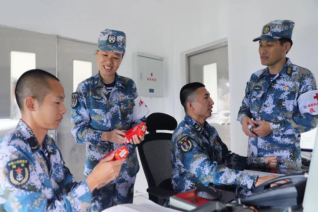 南部战区海军:专家医疗队巡诊高山海岛