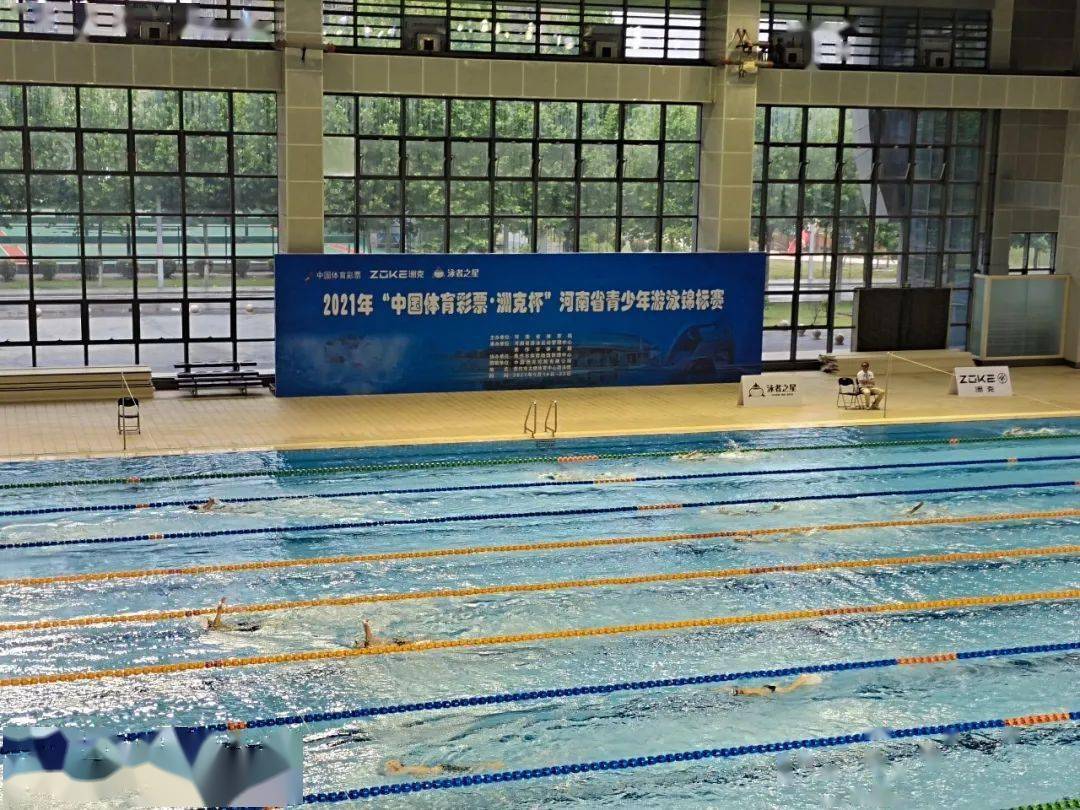 洲克杯"河南省青少年游泳锦标赛在焦作市太极体育中心游泳馆拉开帷幕