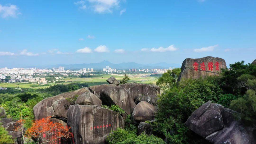 文学名家登东山岭 流连奇峰怪石 醉心摩崖石刻