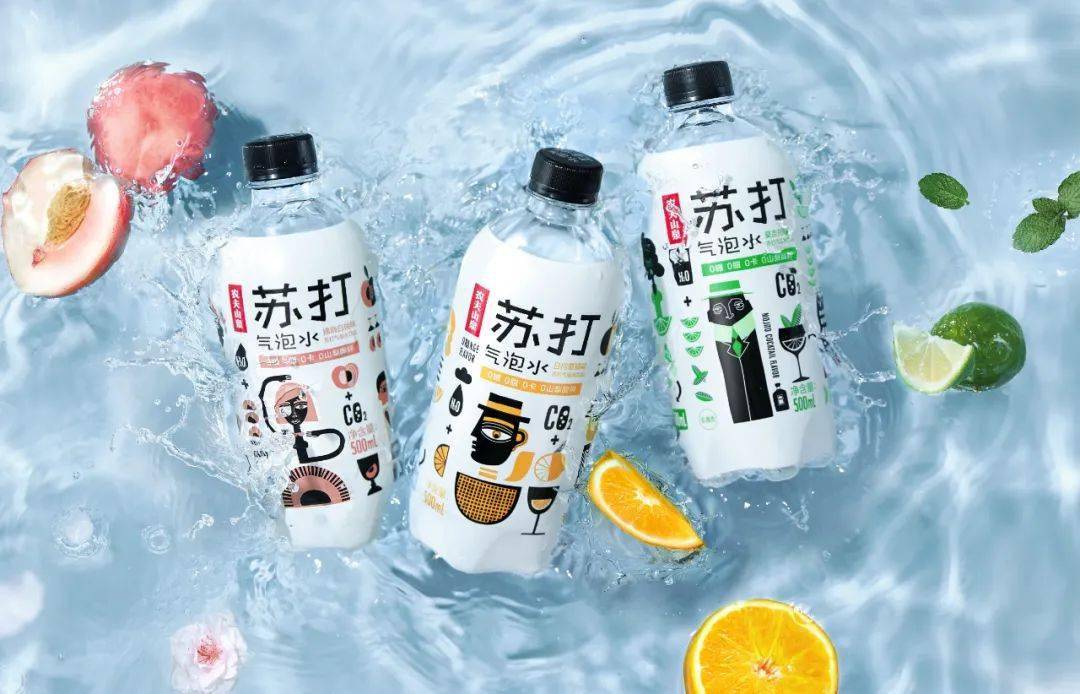 农夫山泉苏打气泡水以"苏打加汽,轻盈生趣"为产品口号,推出了拂晓白桃