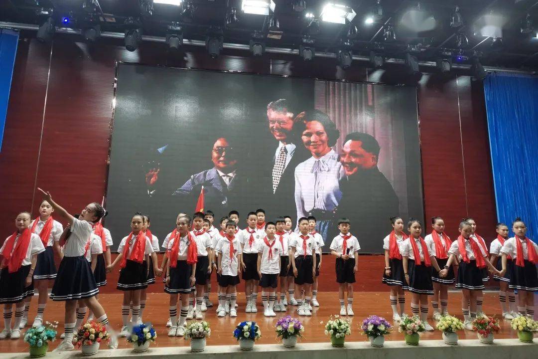 此次汇演包括舞蹈,相声,朗诵,三句半,钢琴四手连弹,大合唱等16个节目