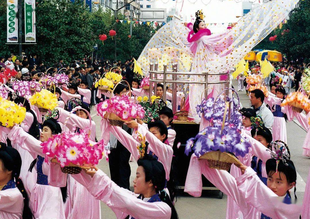 菊花节展演 李渭钫摄于2001年 至今都是许多桐乡人记忆中 印象最