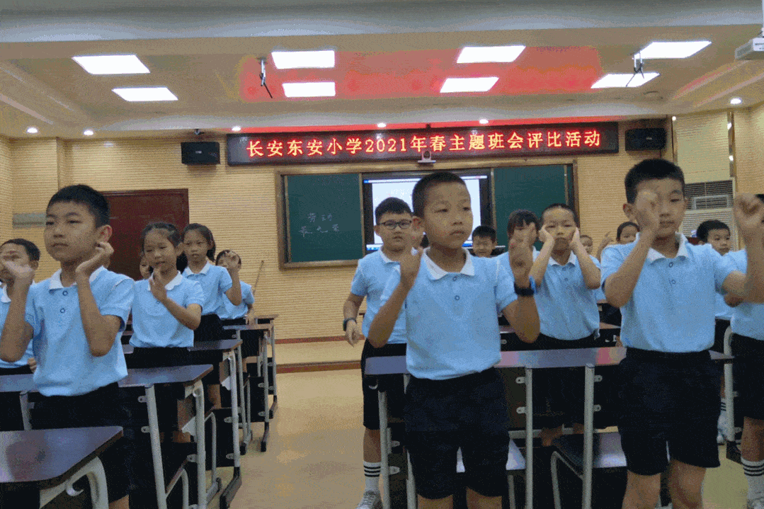 304班班主任覃美玲老师通过回顾前几年学生溺水身亡事件,让孩子感受