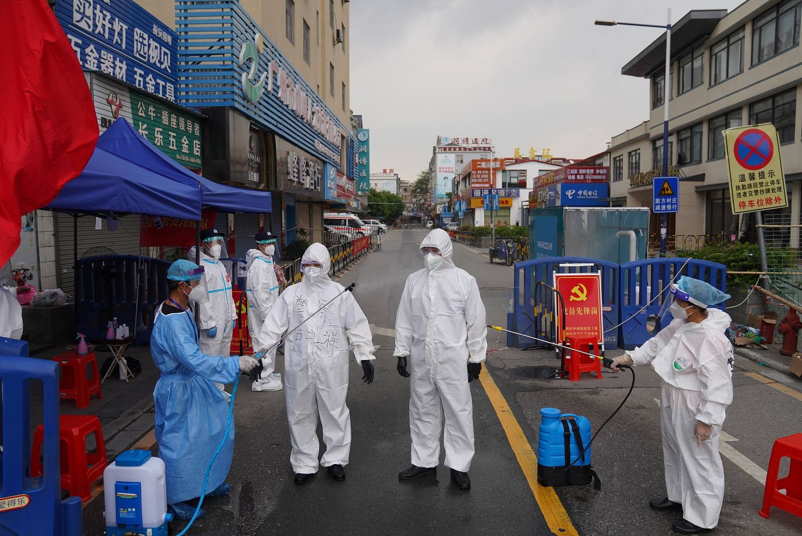 6月2日,广州,防疫人员对进出海南村的人员进行消毒.图|人民视觉