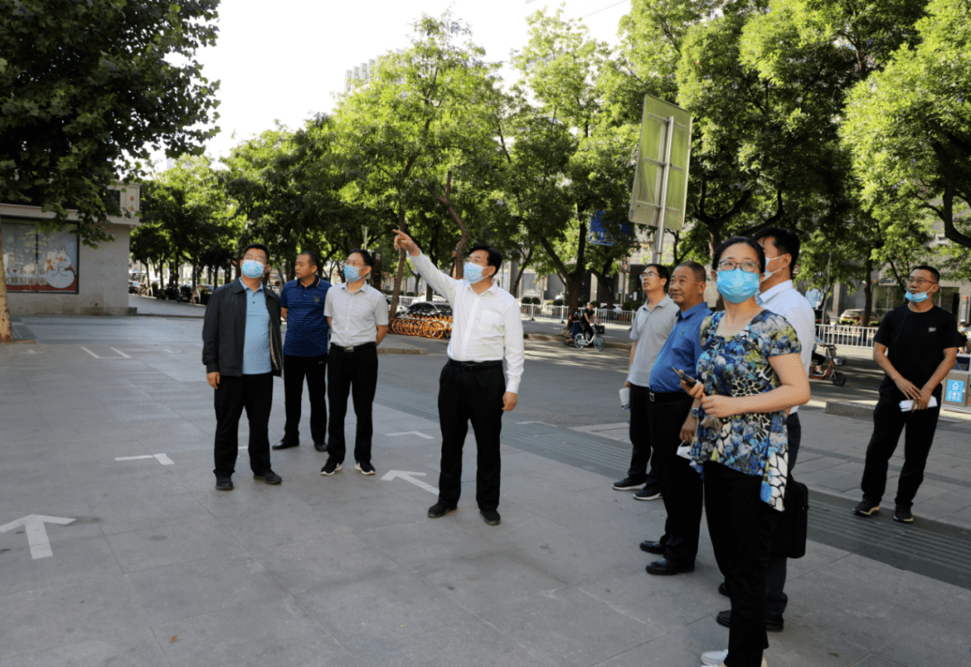 共创文明城城管在行动市城管局局长贾建文徒步检查我市文明城创建工作