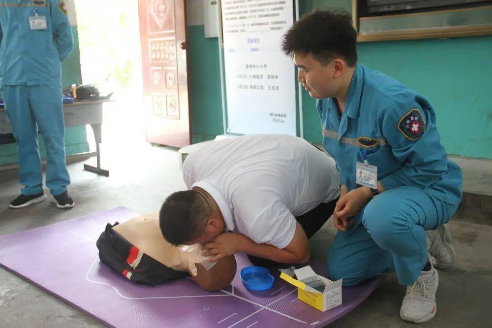 心肺复苏急救法现场演练及教学
