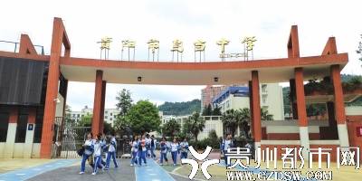乌当中学考点:多趟公交到达,500米外有美食城