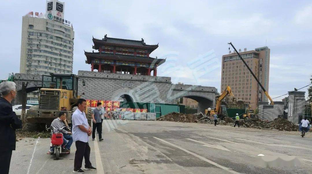最新邓州古城广场西角开拆东河街桥封闭市政府对面已经