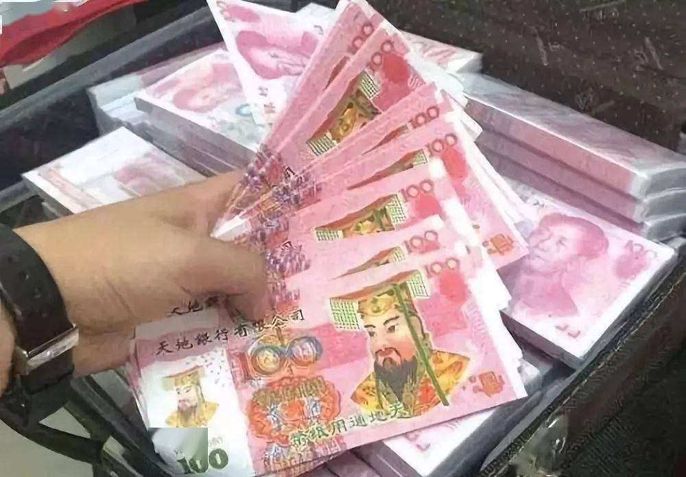 袋子里有49000元现金,秦女士看了一眼后便将袋子放在桌子上