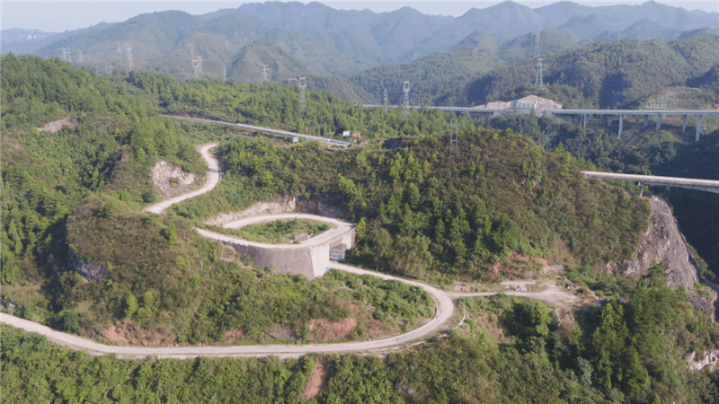 属之名山,其形如天鹅立地展翅,翼连群峰,它东与镇远县镇雄关主峰对峙