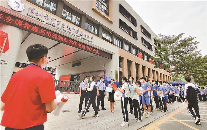 6月7日,深圳龙华高级中学考点,学子们有序排队进场.