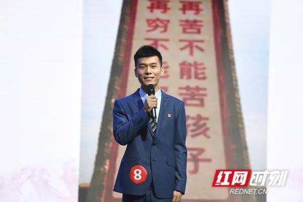 湖南省财政厅党组成员,总会计师祝孟辉为一等奖参赛队颁奖.