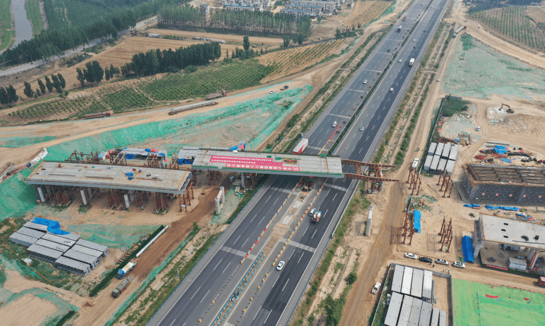 从正在通车的京港澳高速公路上空跨过这个工程系省内首次