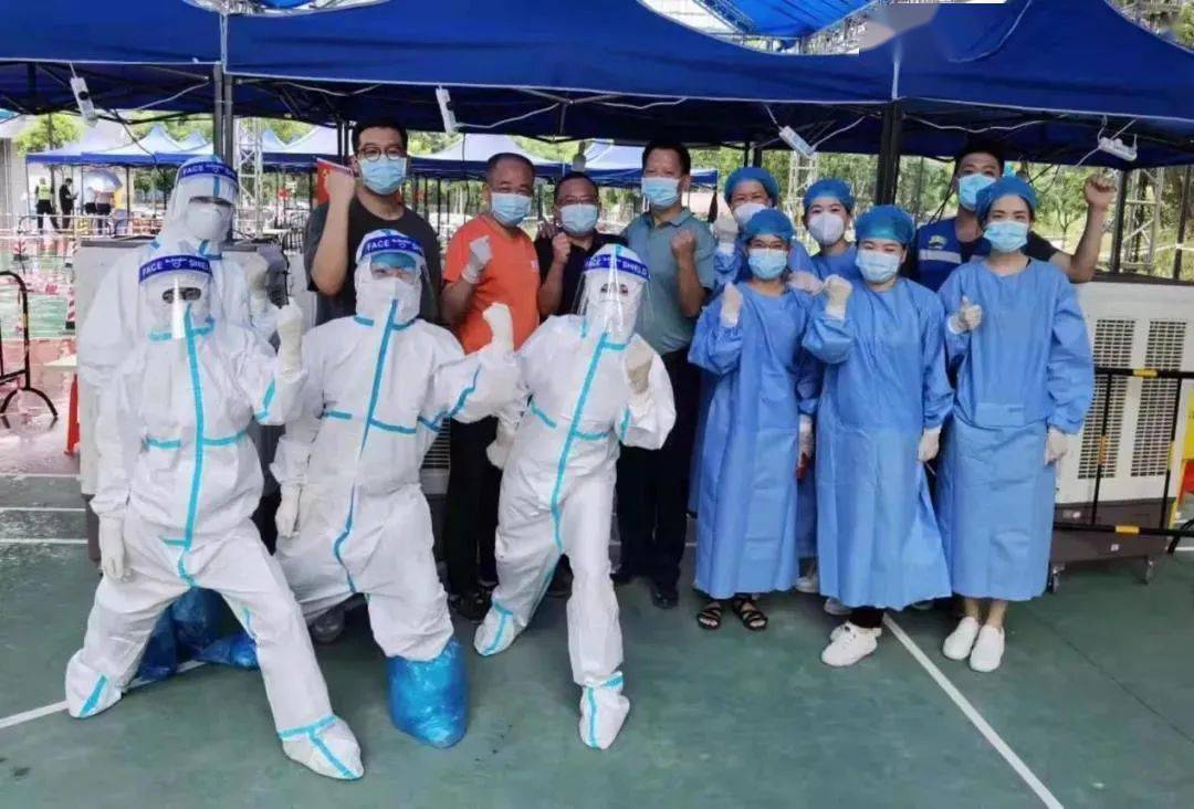 几乎每一位医护人员身上和脸上 都出现了不同程度的勒痕和发白起皱的