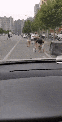 搞笑gif:等我有钱了,我也要买个大号的手机充电器!