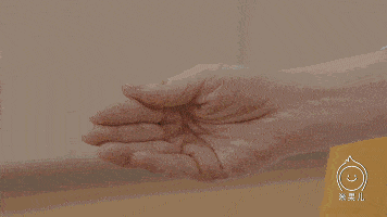 如果孩子呛奶哭闹,宝宝会自己调整吞咽动作,一般不会把奶水吸入气管