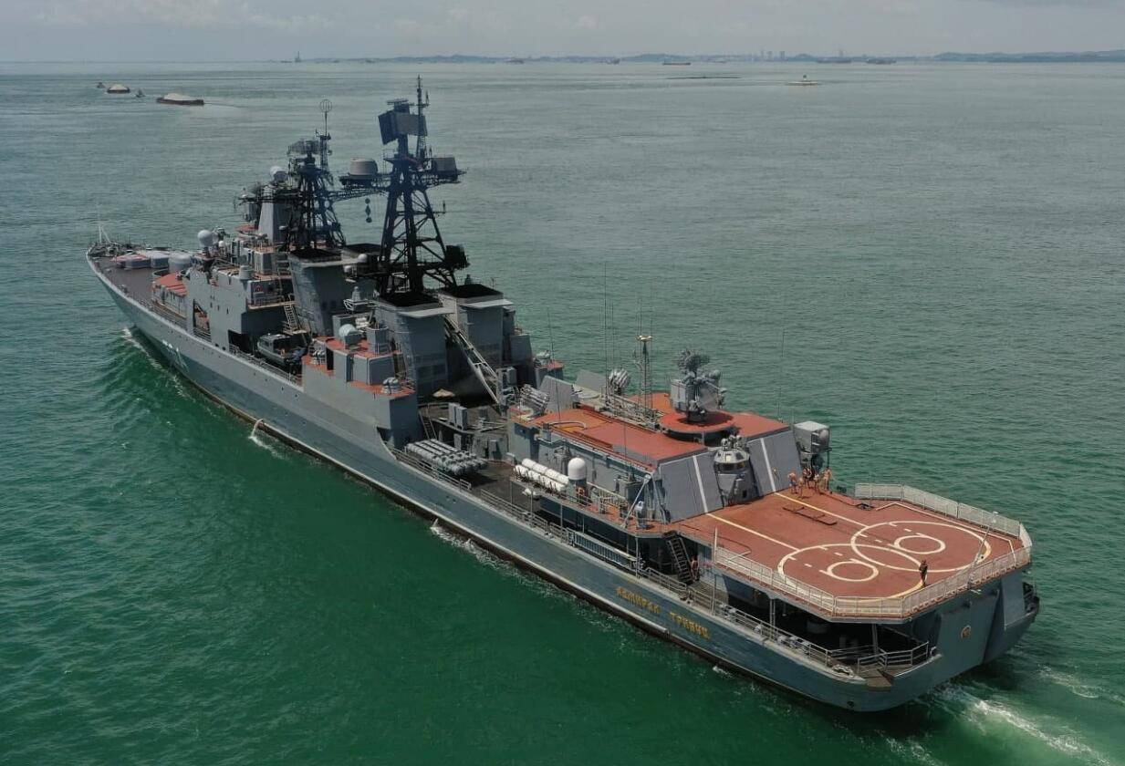 社交网站上接应"查克拉"号时的俄海军"特里布茨"号大型反潜舰照片