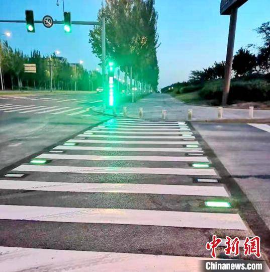 炫酷,安全,暖心"智慧发光斑马线"亮相沈阳_信号灯