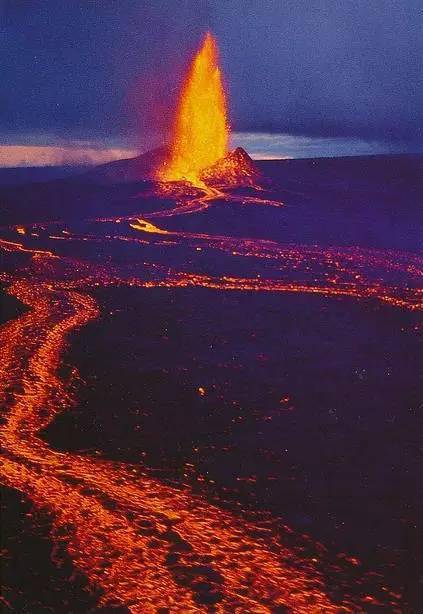 火山和闪电都定格在一张照片,太神奇了!