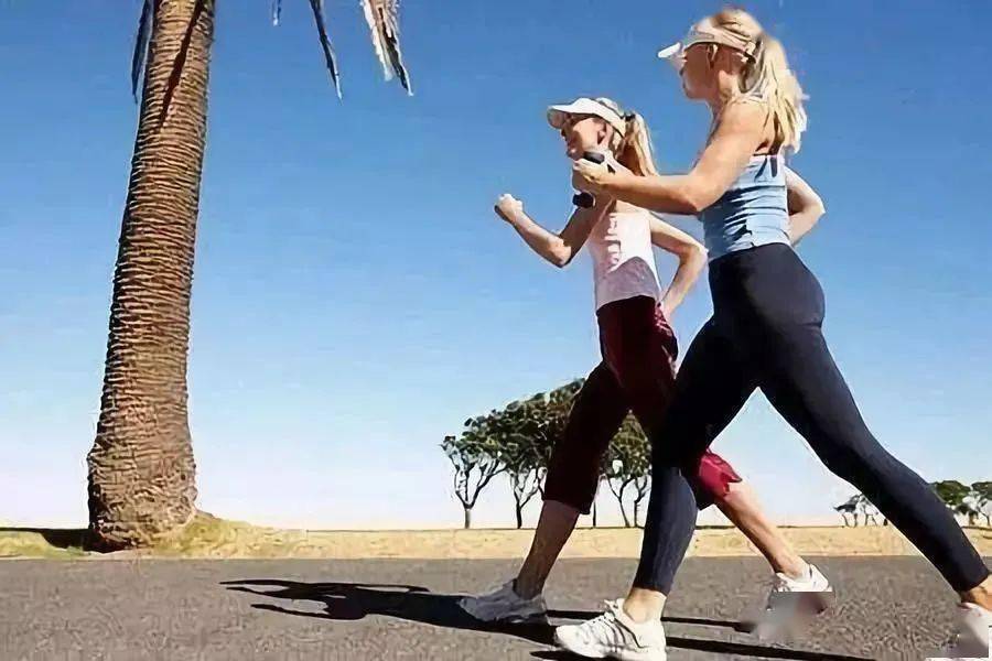 懒得运动不利于长寿,缺乏运动会导致体内免疫细胞减少,大大增加患癌