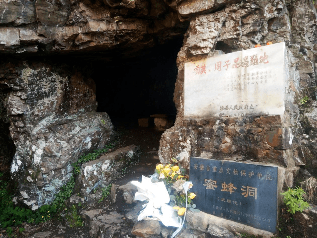 为三进三开间,前后天井,前进为歇山式门楼,拱轩顶,中进为抬梁穿斗并用