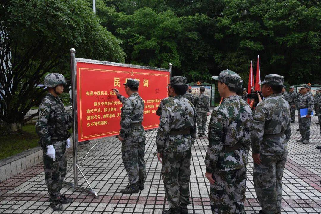《中国人民解放军军歌》歌声中拉开序幕,随后进行了宣读基干民兵干部