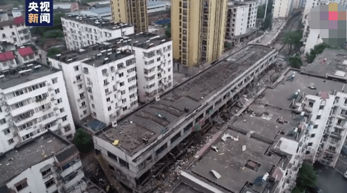 据了解,爆炸现场为张湾区艳湖社区集贸市场,为上世纪90年代初建造的二