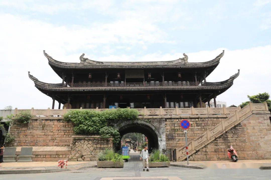 温州乃国家历史文化名城,一些富有风韵的古建筑,在漫长岁月的沉淀后