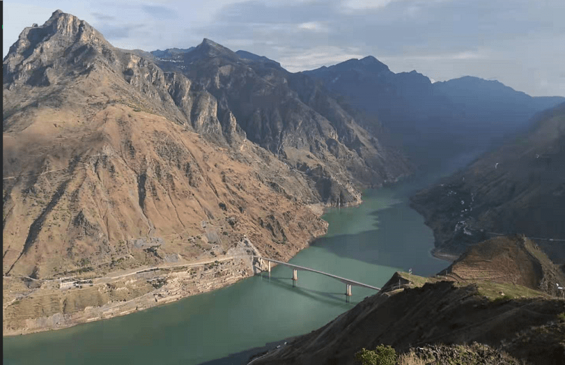 车队穿行在山间,从禄劝县城到皎平渡口,尽是盘山公路,虽然距离只有120