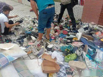 高考后,武都太白中学考生扔的球鞋校服枕头被子废书堆积如山