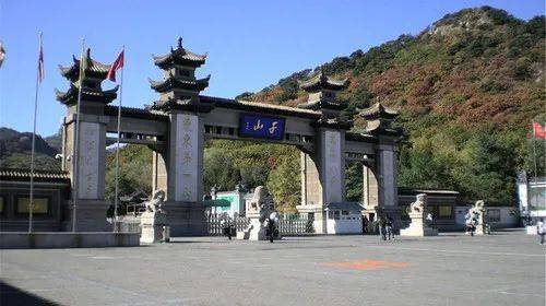 结合"靓美钢都"清洁鞍山日活动,千山风景区各相关单位分战线开展志愿