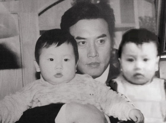 张山和女儿张嘉芸,图右是张山小时候的照片,父女俩长得像极了.