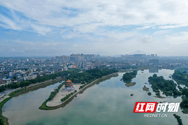 黄河清 蒋克青)2021年6月12日,潇水河穿过湖南省永州市道县县城,呈现